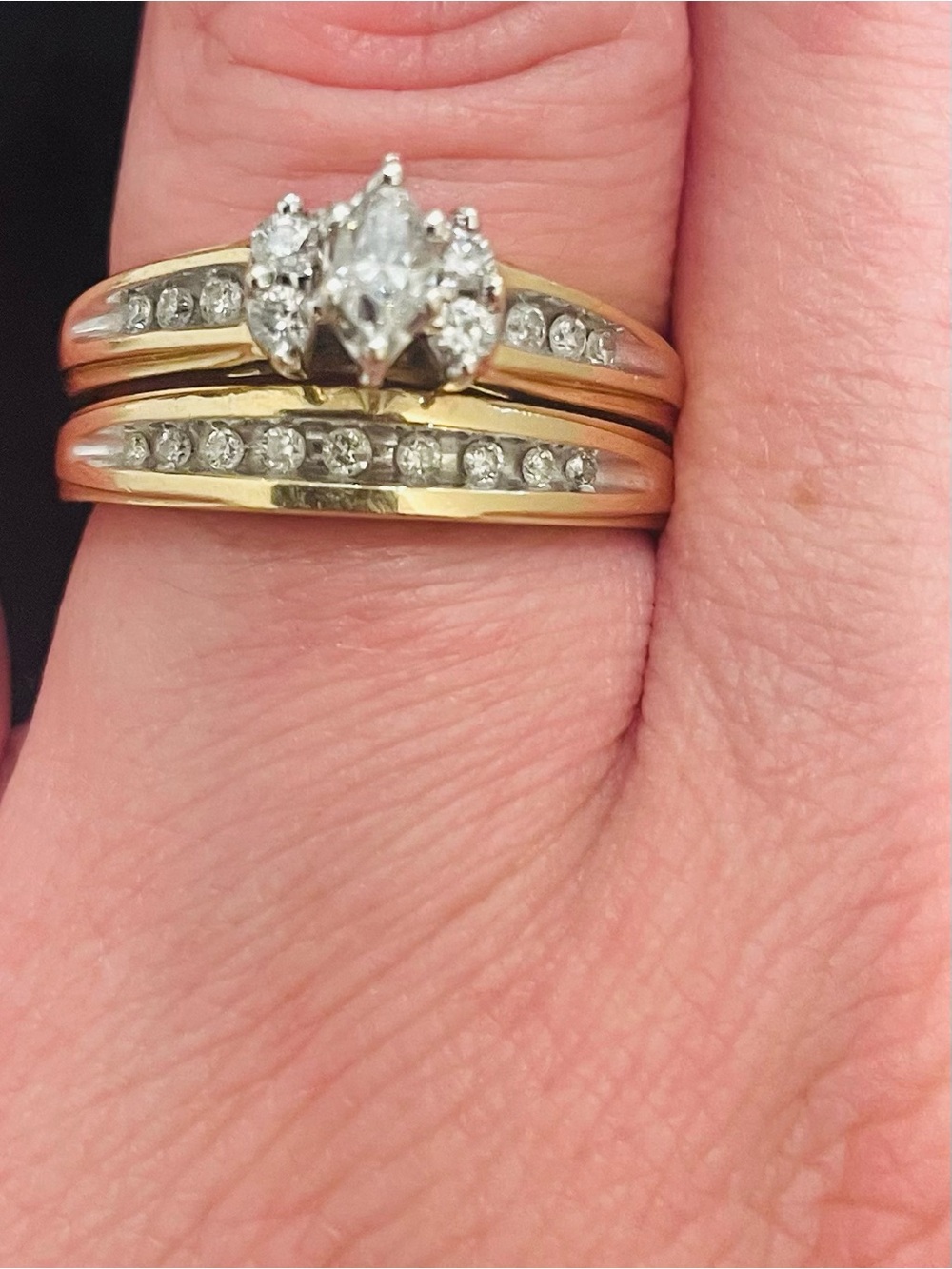 14K 2 piece wedding ring set. Total of 20 diamonds. Size 7.5.